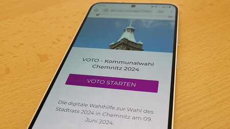 Ein Smartphone liegt auf einem Tisch. 